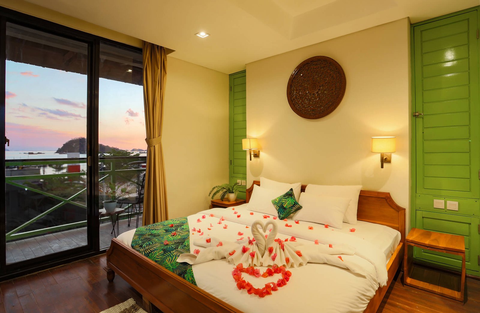 Deluxe-Double-Room-Bedroom-01