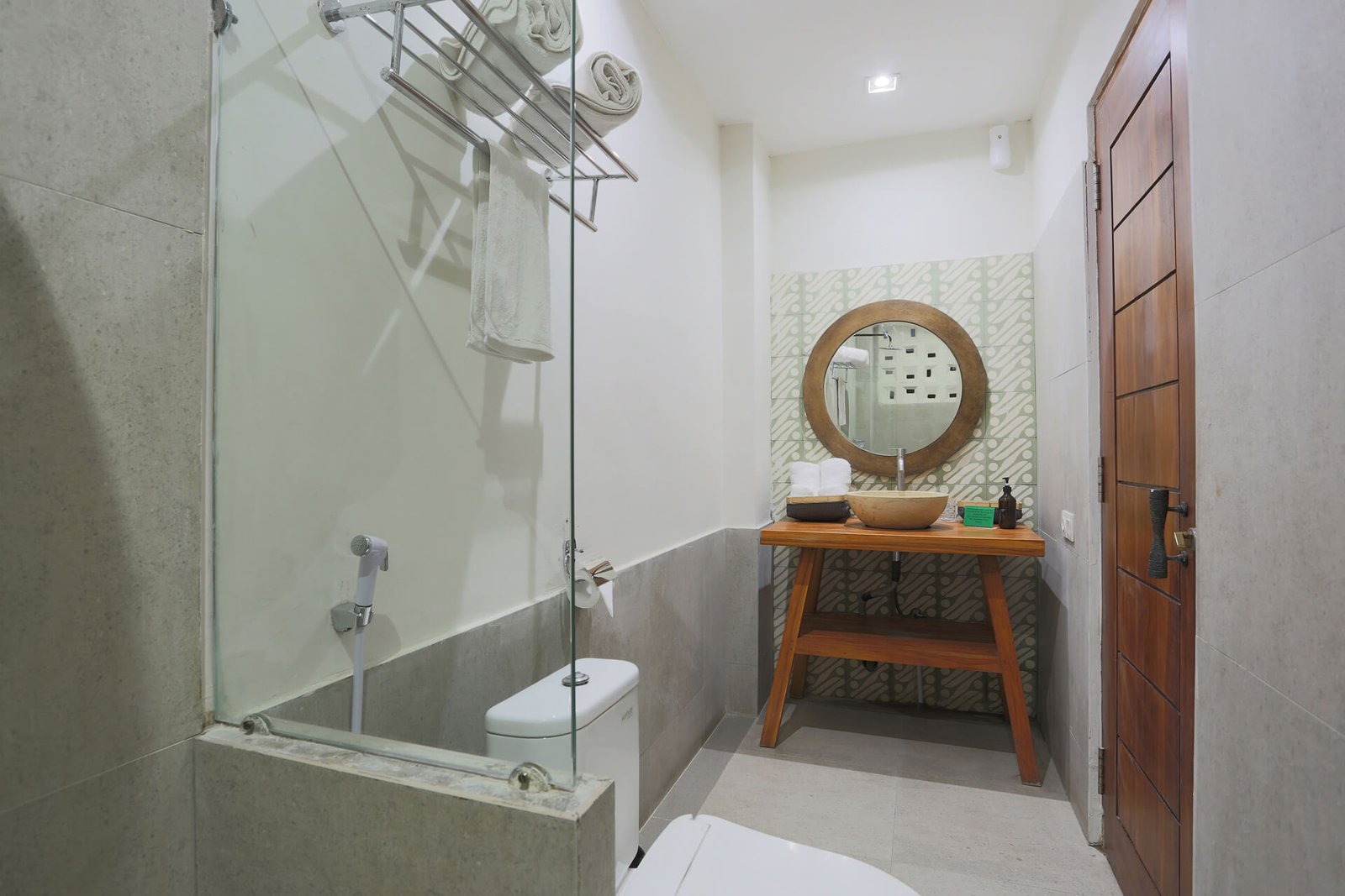 Standard-Double-Bathroom-01