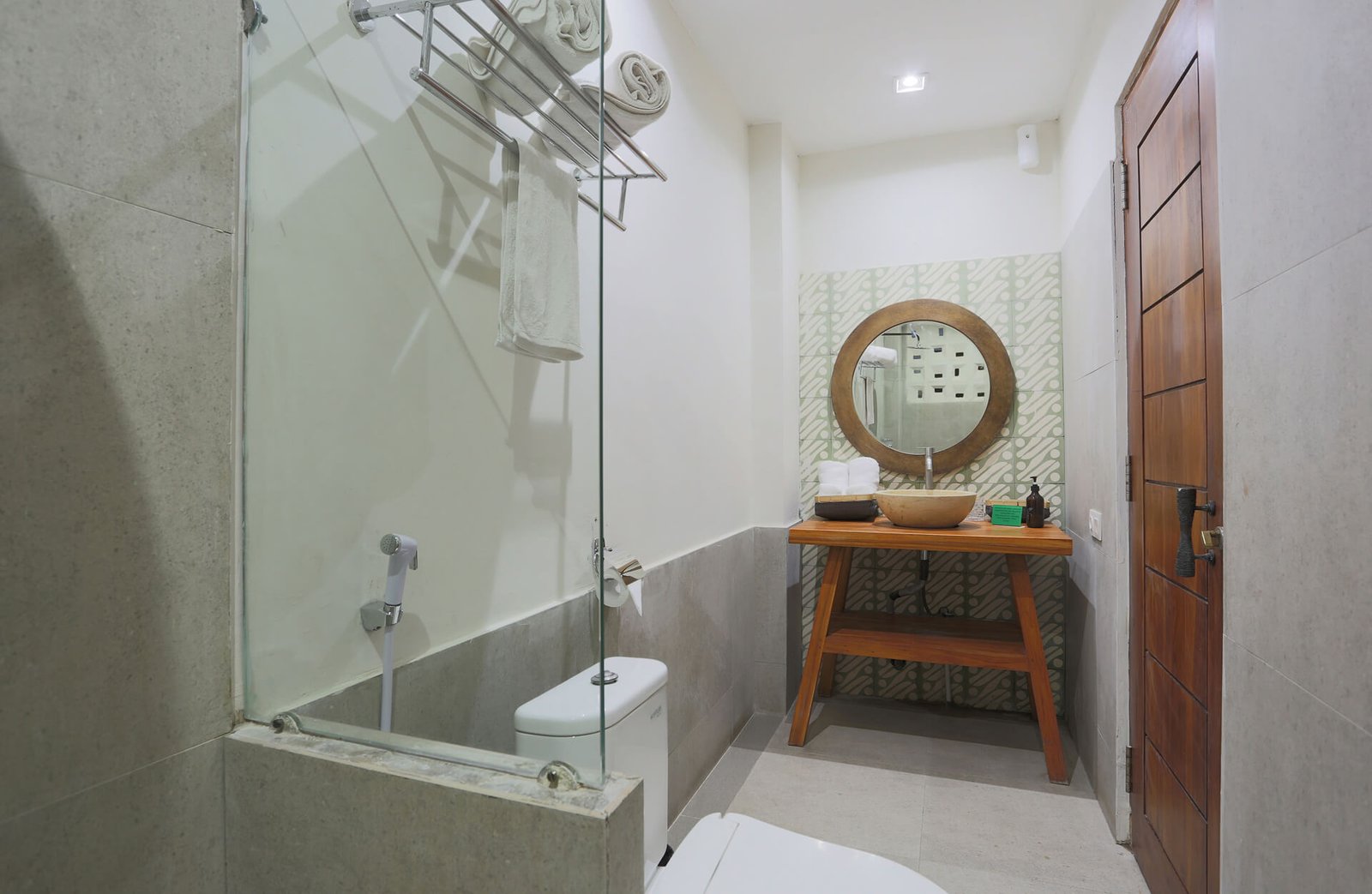 Superior-Queen-Room-Bathrom-01